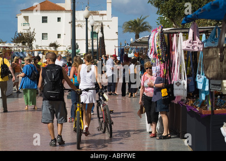 dh Avenida La Marina ARRECIFE LANZAROTE Touristen Radfahrer paar Einkaufen in Arrecife Markt Stände auf promenade Stockfoto