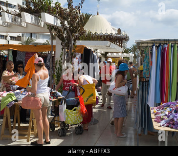 dh Stände an Strandpromenade Avenida La Marina ARRECIFE LANZAROTE Touristen Einkaufen in Arrecife Markt Stockfoto