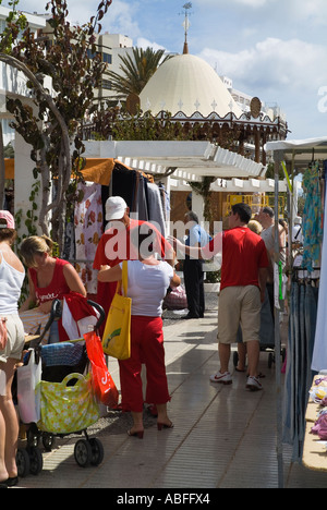 Dh Avenida La Marina ARRECIFE LANZAROTE Touristen einkaufen bei Arrecife marktstände an der Promenade Souvenirs Stockfoto