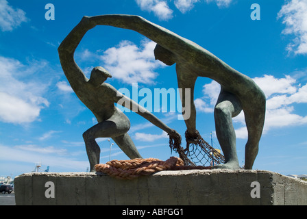 dh Arrecife Hafen ARRECIFE LANZAROTE Mann und Frau net Skulptur am Eingang in den Hafenbereich ziehen Stockfoto