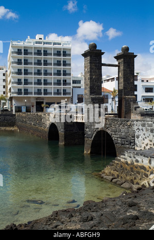 dh El Puente de Las Bolas ARRECIFE LANZAROTE Zugbrücke zum Schloss von San Gabriel auf San Gabriel Insel Stockfoto