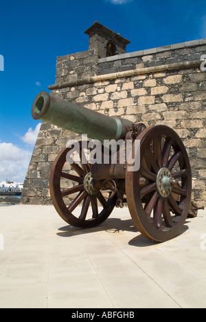 dh Burg San Gabriel ARRECIFE LANZAROTE Kanonen von Burgmauern und Glockenturm Stockfoto