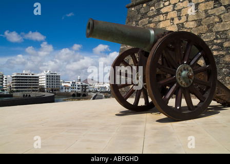 dh Burg San Gabriel ARRECIFE LANZAROTE Kanone von Burgmauern und Glockenturm Stockfoto