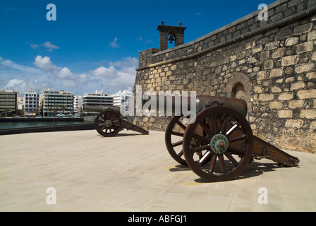 dh Burg San Gabriel ARRECIFE LANZAROTE Kanonen von Burgmauern und Glockenturm Stockfoto