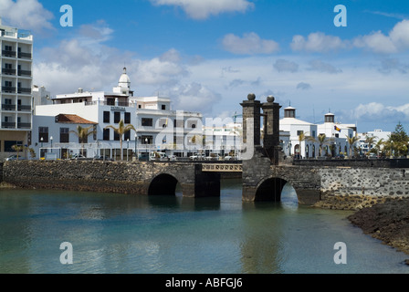 dh El Puente de Las Bolas ARRECIFE LANZAROTE Zugbrücke zum Schloss von San Gabriel auf San Gabriel Insel Stockfoto