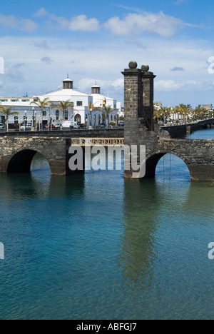 dh El Puente de Las Bolas ARRECIFE LANZAROTE Zugbrücke zum Schloss von San Gabriel auf San Gabriel Insel Stockfoto