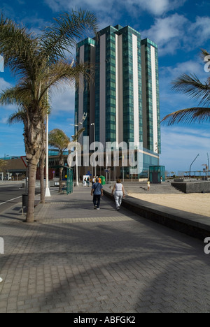 dh-Gran Hotel ARRECIFE LANZAROTE Luxus-Hotel-Hochhaus und Touristen auf Hotels in Playa del Reducto promenade Stockfoto
