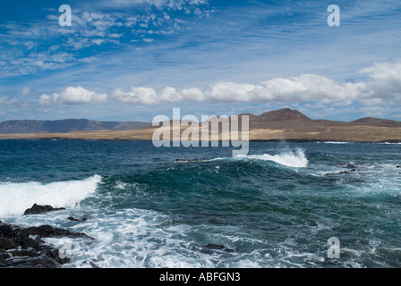 dh CALETA DE CABALLO LANZAROTE Surf Wellen brechen sich am Lavafelsen in Bucht rollende Meer Ozean Stockfoto
