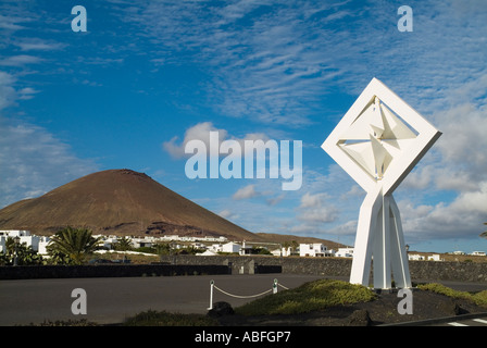 dh Cesar Manriques Haus TARO DE TAHICHE LANZAROTE Cesar Manrique Moderne Kunst Windmühle Skulptur auf dem Parkplatz mobile Bildhauer Kunstwerk Stockfoto