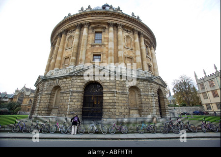 Fahrräder geparkt vor der Bodleian Library in Oxford Stockfoto