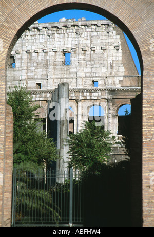 Das Kolosseum, Rom. In 70-76 n. Chr. von Vespasian begonnen und von Titus 80 n. Chr. abgeschlossen. Stockfoto