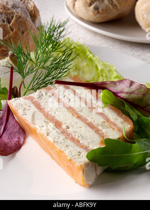Eine Portion von geräucherten Lachs und eingelegtem Hering-Terrine mit Salat Stockfoto