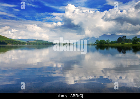 Derwent Water, weiße Wolken und blauer Himmel reflektiert auf die ruhige Stille Wasser des Sees, Keswick Cumbria UK Seenplatte Stockfoto