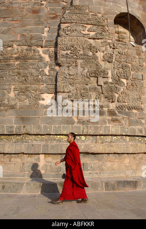 Mönch Spaziergänge rund um eine Stuppa in Sarnath bei Varanasi, Indien.  Dies ist, wo Buddha angeblich seine erste Lehre getan haben. Stockfoto