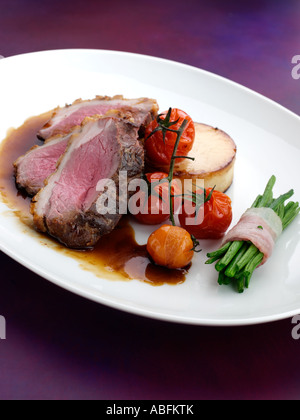 Ein Teller mit Lamm Rump mit Spargel und Wein Tomaten Stockfoto