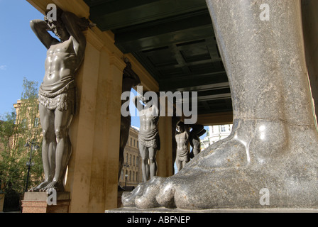 Atlantes Statuen im Portikus außerhalb neue Eremitage, St. Petersburg Stockfoto