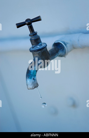 WASSER VOM WASSERHAHN TROPFT Stockfoto