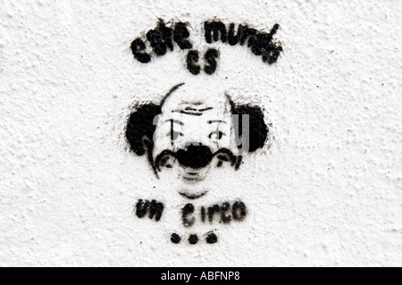 Stencil Art Clown Sprühlack Graffiti Este Mundo es un Circo dieser Welt ist ein Zirkus-Anweisung Gesicht horizontale Blakc und weißen co Stockfoto