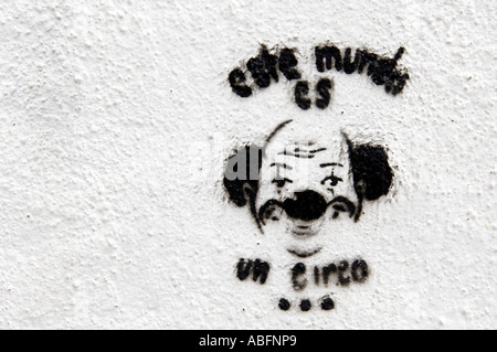 Stencil Art Clown Sprühlack Graffiti Este Mundo es un Circo dieser Welt ist ein Zirkus-Anweisung Gesicht Stockfoto