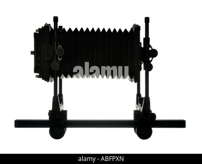 FOTOGRAFISCHE GROßFORMATKAMERA AUF WEIßEM HINTERGRUND Stockfoto