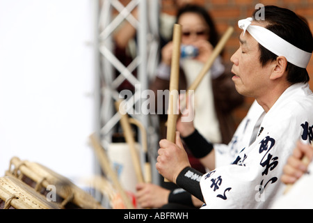 Japanischen Taiko-Trommler führt am Hamburger Hafen Festival. Stockfoto