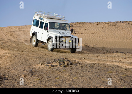 Land Rover Defender vier Fahrzeug auf Piste Wüste Sand Dune Strecke in der Nähe von Erg Chebbi Ost-Marokko Stockfoto