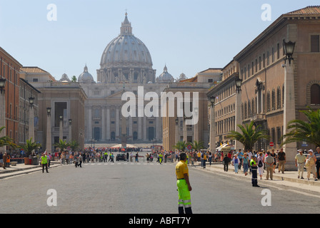 Sicherheit auf Via della Conciliazione für Saint Peters Basilika in Rom Stockfoto