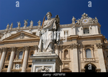 Statue des Heiligen Paulus vor Saint Peters päpstliche Basilika Vatikan in Rom Italien Stockfoto