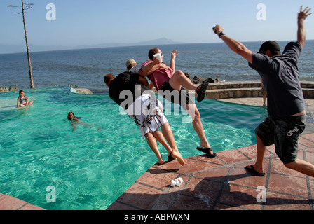 Junge Männer Ringen und einander in ein Becken zu ziehen. Stockfoto