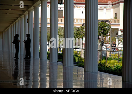 Äußere Peristyl. Ein Peristyl oder überdachten Gehweg umgibt den formalen Garten und führt Besucher vorbei an illusionistischen Wandmalereien Stockfoto