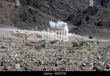 Eine Runde von einem AT-4 kleine Raketenwerfer hat Auswirkungen auf Palette 400. Stockfoto