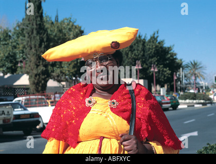 Herero-Frau in traditioneller Kleidung auf Unabhängigkeit Avenue Windhoek Namibia Südwest-Afrika Stockfoto