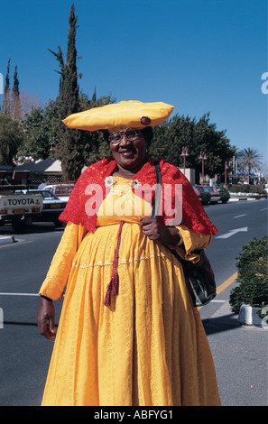 Herero-Frau in traditioneller Kleidung auf Unabhängigkeit Avenue Windhoek Namibia Südwest-Afrika Stockfoto