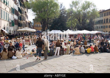 Sonntag Antikmarkt auf der Piazza Santo Spririto, Florenz, Toskana, Italien, Europa beschäftigt. Stockfoto