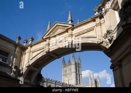 Bath Abbey gesehen durch Bogen (inspiriert von Venedigs Seufzerbrücke), Bath Spa, Somerset, England, Europa. Stockfoto