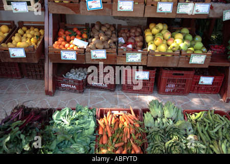 Greeece Western Kreta Frischobst und Gemüse auf dem Display in einem Obst-und Gemüsehändler Shop Stockfoto