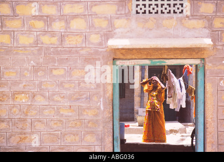 INDIEN RAJASTHAN JAISALMER FRAU IN TÜR Stockfoto