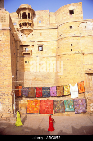 INDIEN RAJASTHAN JAISALMER FRAUEN IN SARIS Stockfoto