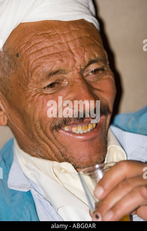 Kopftuch-Berber-Mann mit Glas süßen Pfefferminztee Nekob Marokko Stockfoto