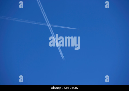 ZWEI JET-FLUGZEUGEN MIT AUSPUFF KONDENSSTREIFEN IN KLAREN, BLAUEN HIMMEL Stockfoto