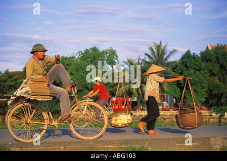 VIETNAM HUE MANN AUF FAHRRAD Stockfoto