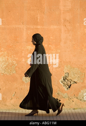Frau Fußgänger schwarze Trachten Rue Fatima Zohra Marrakesch Marokko Stockfoto