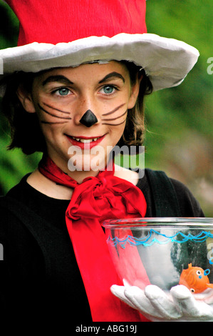 Kind, verkleidete sich als Katze im Hut von Dr. Seuss Stockfoto