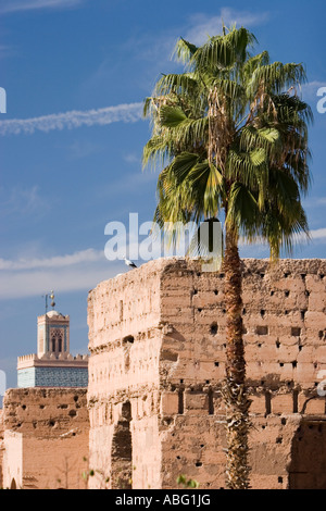 Jet-Flugzeugen con Wanderwege auf Resten von Palais el Badi Turm und palm-Marokko Stockfoto