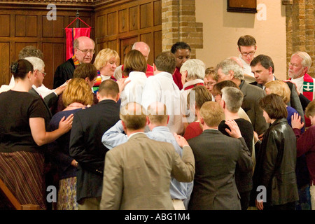 Hände über die Weihe des neuen Ministers. Grace lutherische Universitätskirche Minneapolis Minnesota MN USA Stockfoto