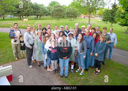 Freunde, Familie und Freiwillige am 80. Geburtstagsfeier für eine afroamerikanische Jugend freiwillig. St Paul Minnesota MN USA Stockfoto