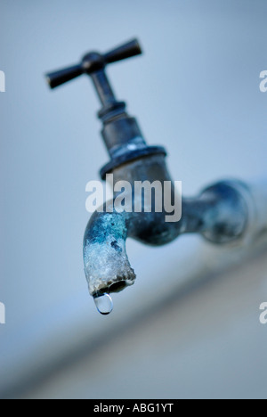 WASSER VOM WASSERHAHN TROPFT Stockfoto