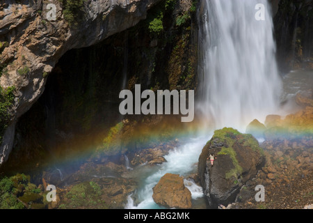 Man ruht auf Felsen, Kapuzbasi Falls, Aladağlar in der Nähe von Kappadokien, Türkei Stockfoto