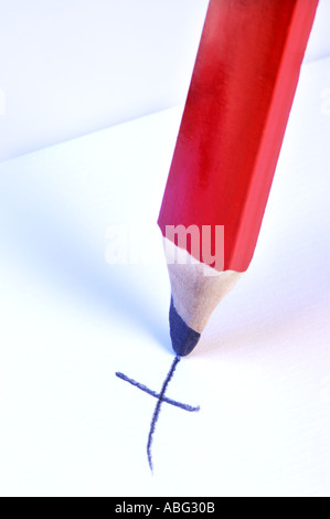 Zeichnung mit den großen roten Bleistift machen eine X schreiben ein Kreuz schreiben Markierung weißes Papier Blatt Bleistift Holz hölzern Stockfoto