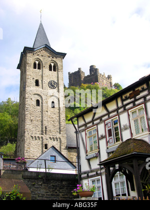 Kirche St. Martin in WELLMICH Steeple Kirchturm Turm Deutschland und Burg Maus Rhein Burg in der Nähe von St Sankt Goarshausen Stockfoto